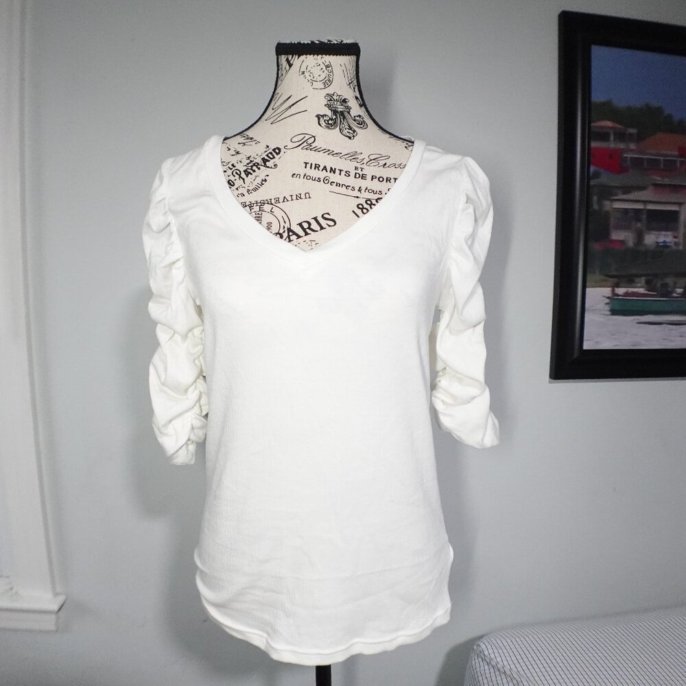 Gap Medium Rib Tee V Neck Off white size Medium New w/o tag